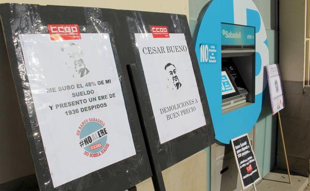 Imagen de una de las protestas de trabajadores del banco Sabadell en León. 