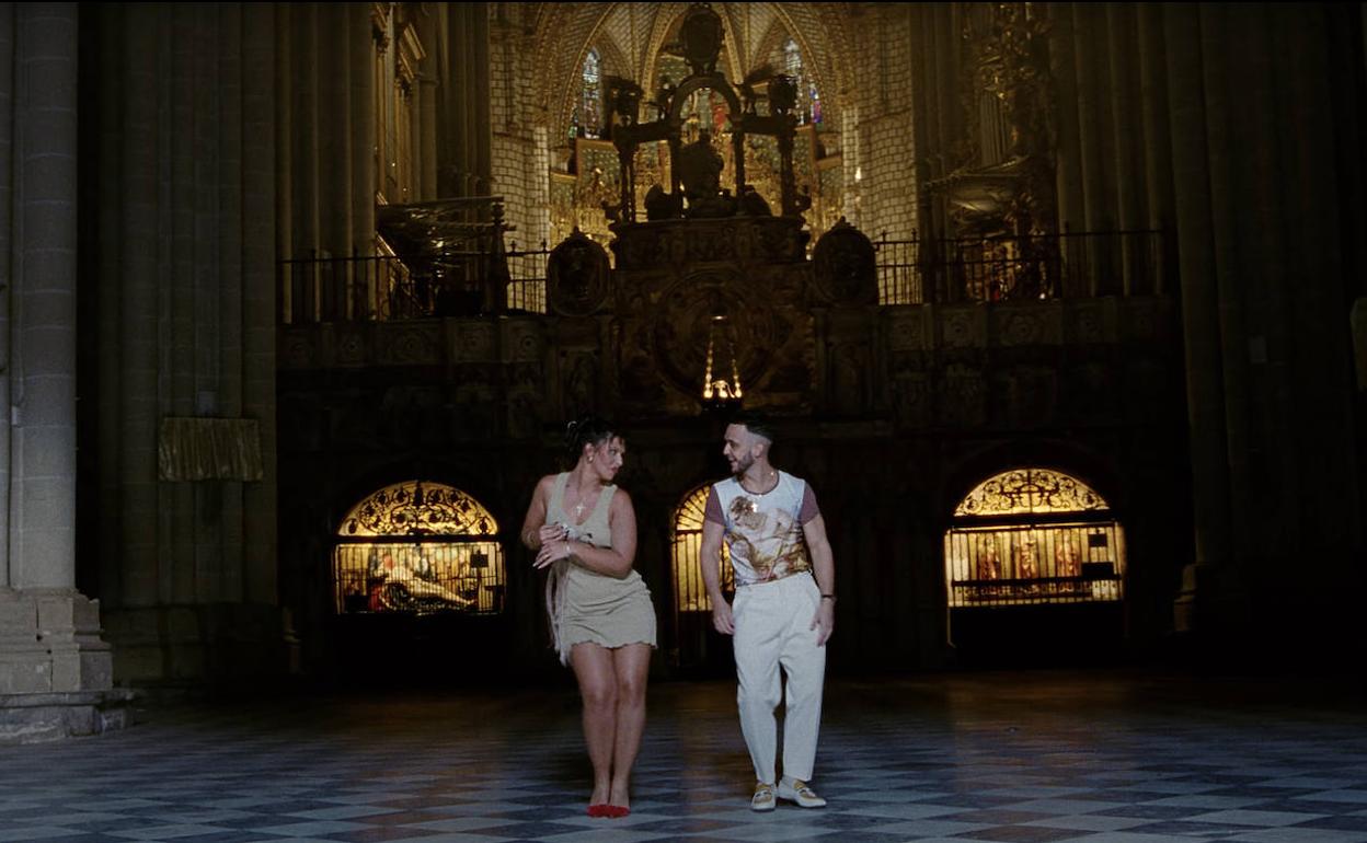 Imagen del vídeo grabado por C. Tangana en el interior de la Catedral de Toledo.