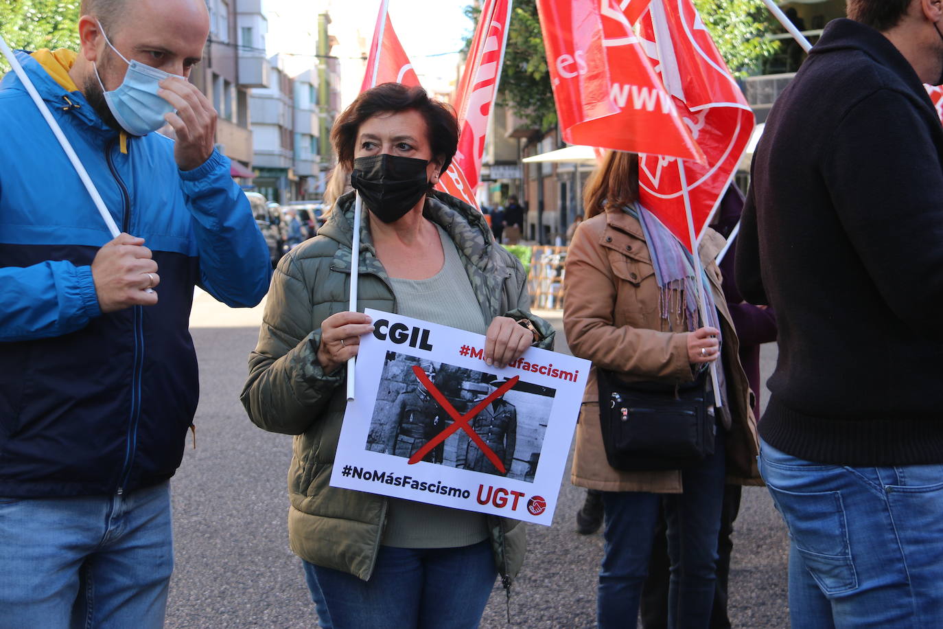 Cerca de un centenar de personas se concentra frente a la sede de los dos sindicatos en León en señal de repulsa al ataque perpetrado el pasado 9 deoctubre por parte de grupos neofascistas en el sindicato CGIL en Roma.