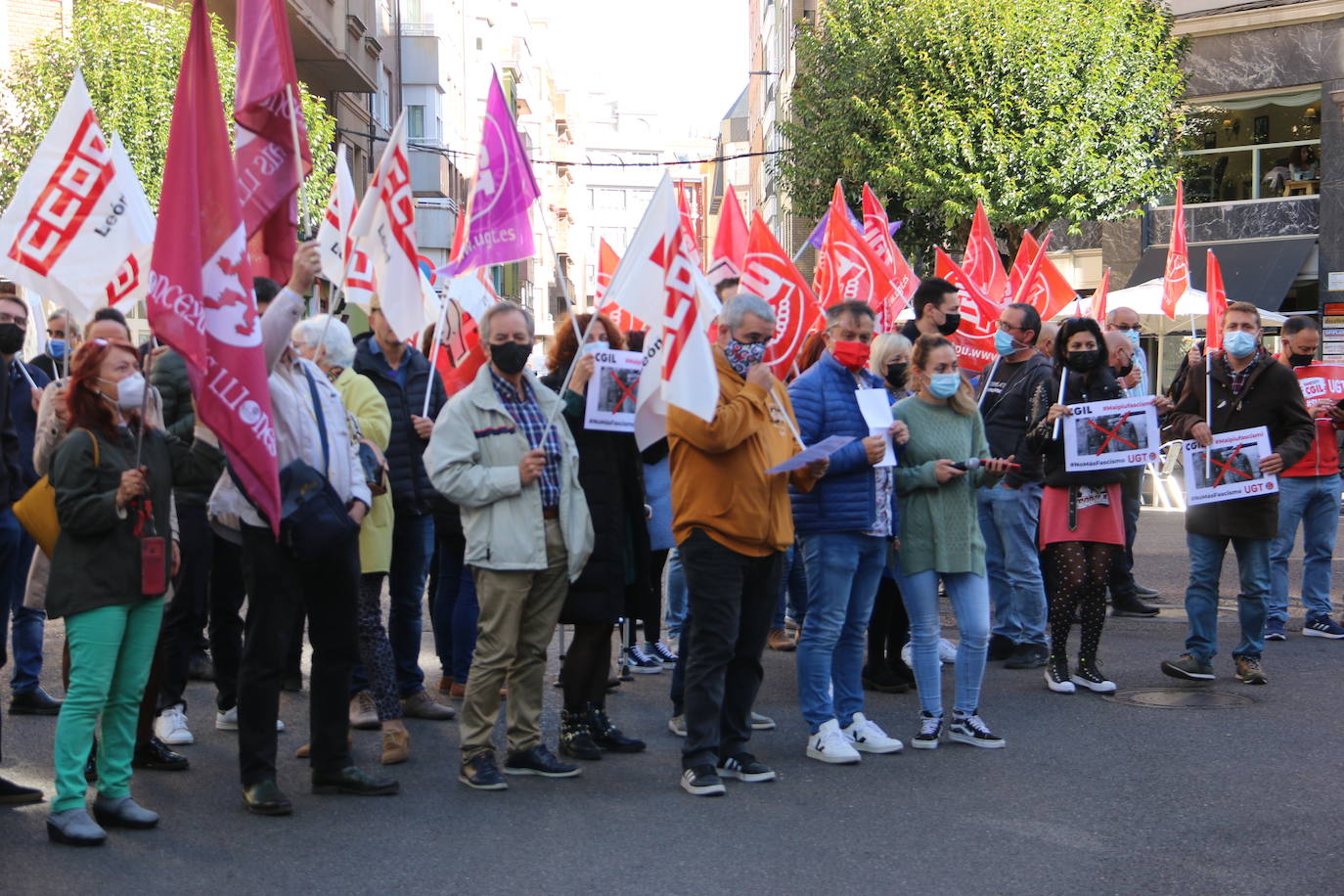 Cerca de un centenar de personas se concentra frente a la sede de los dos sindicatos en León en señal de repulsa al ataque perpetrado el pasado 9 deoctubre por parte de grupos neofascistas en el sindicato CGIL en Roma.