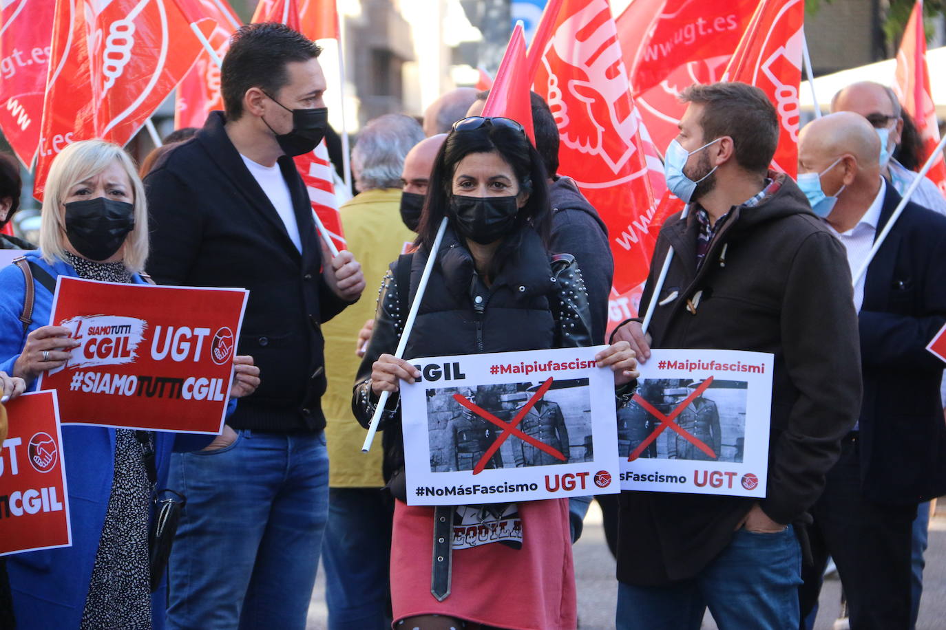 Cerca de un centenar de personas se concentra frente a la sede de los dos sindicatos en León en señal de repulsa al ataque perpetrado el pasado 9 deoctubre por parte de grupos neofascistas en el sindicato CGIL en Roma.