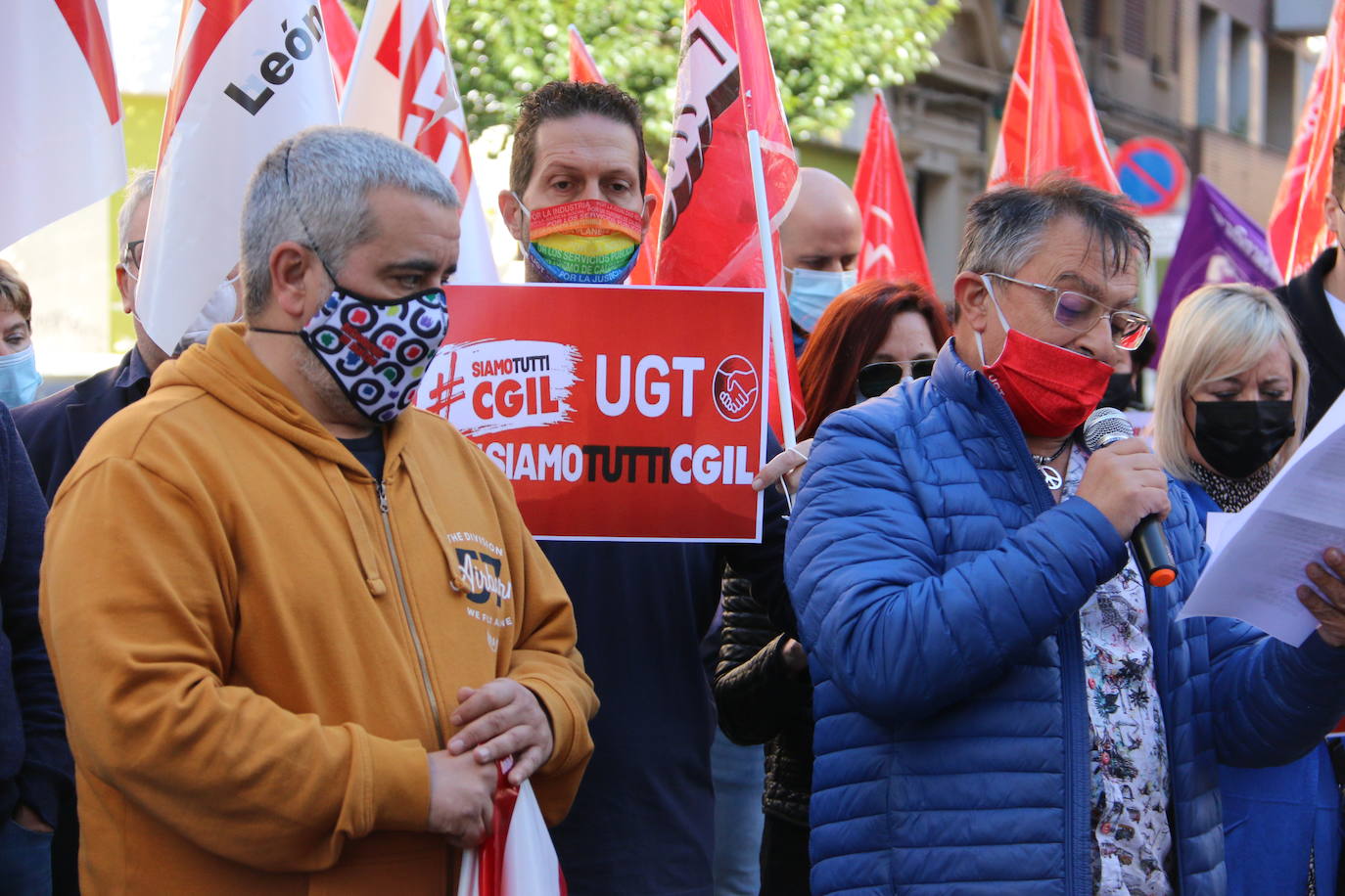 Cerca de un centenar de personas se concentra frente a la sede de los dos sindicatos en León en señal de repulsa al ataque perpetrado el pasado 9 deoctubre por parte de grupos neofascistas en el sindicato CGIL en Roma.