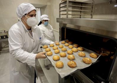 Imagen secundaria 1 - Las monjas elaboran las pastas para sacar dinero. 