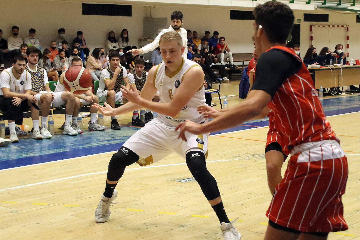 El conjunto colegial firma la cuarta victoria de la temporada, esta vez ante Santo Domingo Betanzos