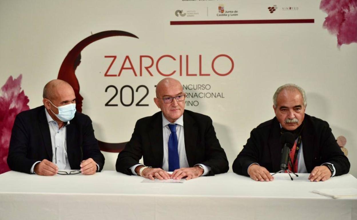 Jesús Julio Carnero, consejero de agricultura, (centro) desvela los premiados. 