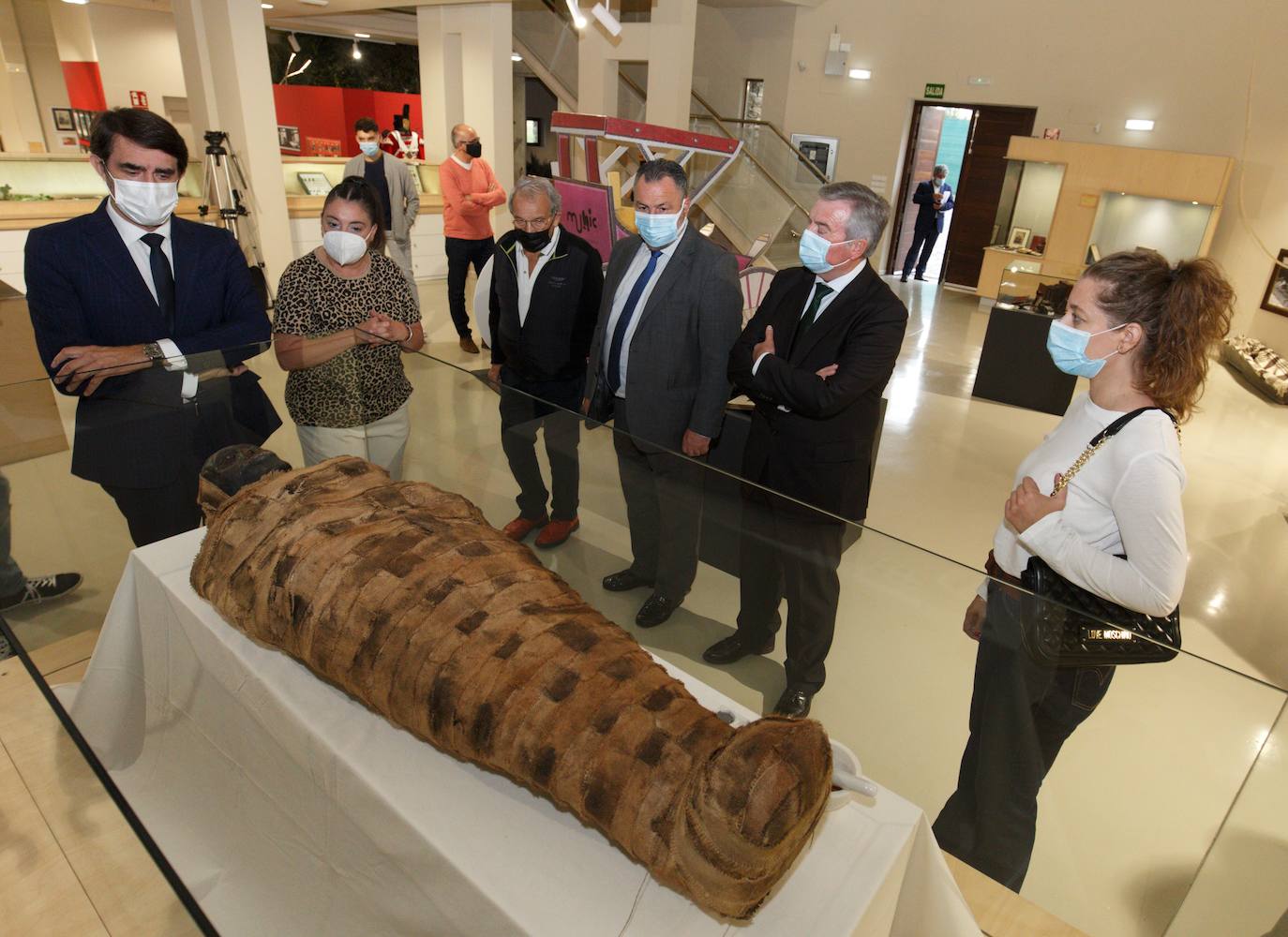 El alcalde de Carracedelo, entrega el Premio 'Con C de Cultura de Carracedelo', al empresario berciano José Luis Prada. La entrega del galardón coincide con la presentación de la exposición temporal del Museo Munic de Carracedelo sobre Sir Arthur Conan Doyle y su personaje literario Sherlock Holmes. 