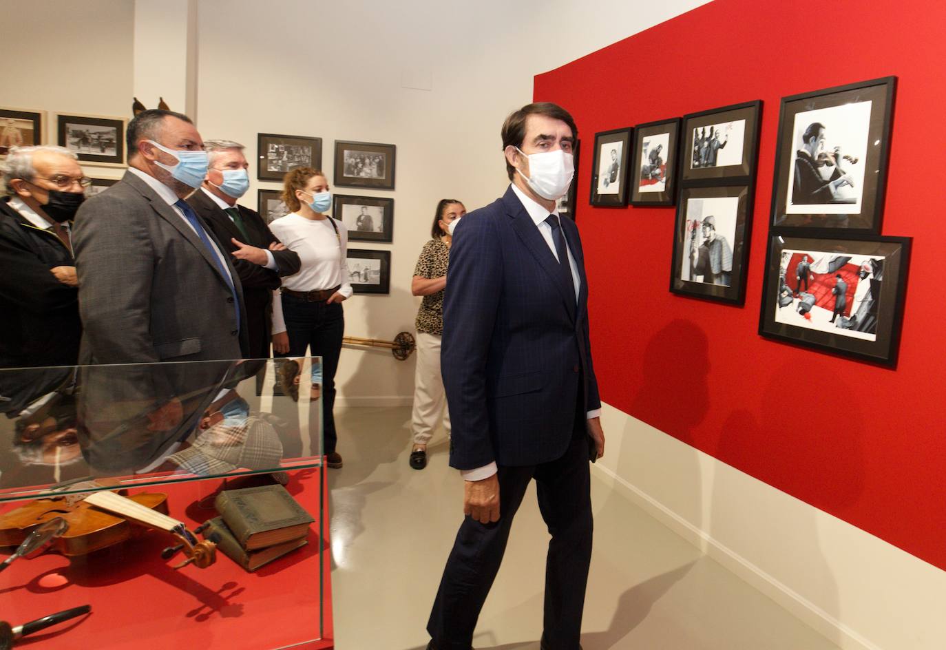 El alcalde de Carracedelo, entrega el Premio 'Con C de Cultura de Carracedelo', al empresario berciano José Luis Prada. La entrega del galardón coincide con la presentación de la exposición temporal del Museo Munic de Carracedelo sobre Sir Arthur Conan Doyle y su personaje literario Sherlock Holmes. 