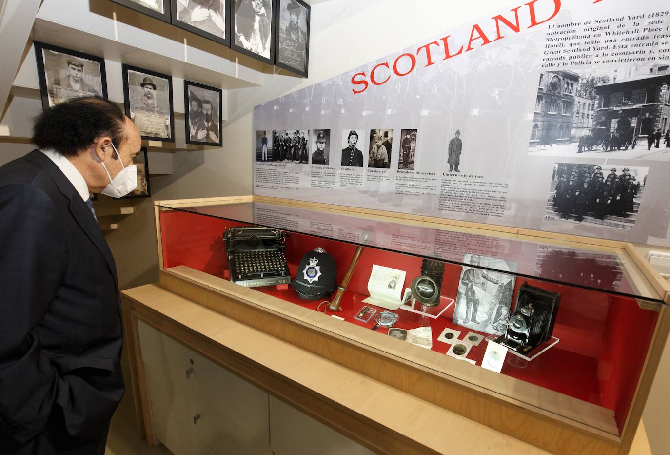 El alcalde de Carracedelo, entrega el Premio 'Con C de Cultura de Carracedelo', al empresario berciano José Luis Prada. La entrega del galardón coincide con la presentación de la exposición temporal del Museo Munic de Carracedelo sobre Sir Arthur Conan Doyle y su personaje literario Sherlock Holmes. 