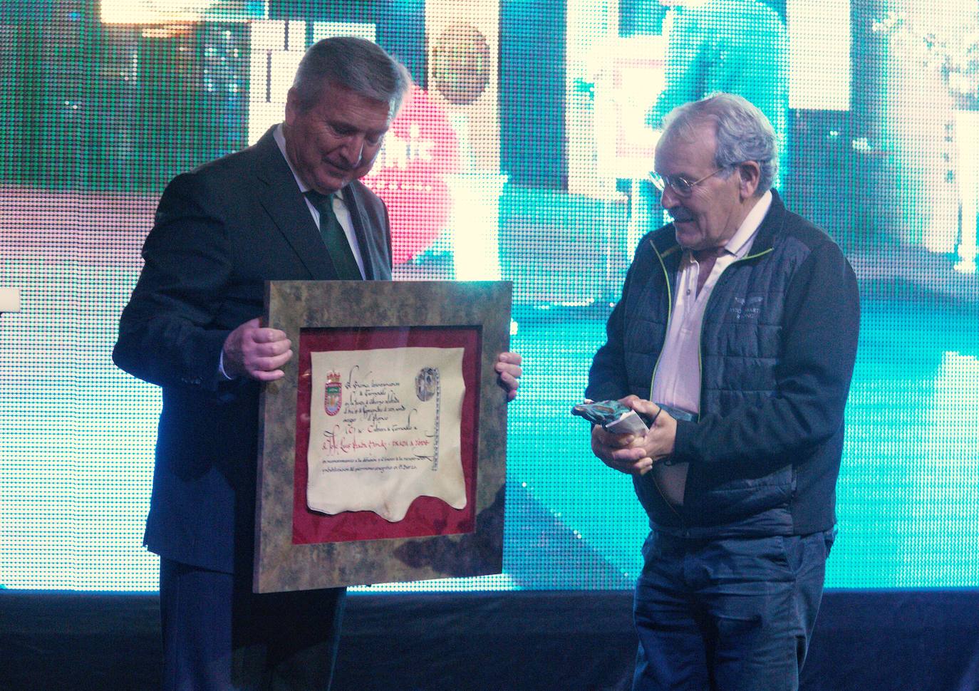 El alcalde de Carracedelo, entrega el Premio 'Con C de Cultura de Carracedelo', al empresario berciano José Luis Prada. La entrega del galardón coincide con la presentación de la exposición temporal del Museo Munic de Carracedelo sobre Sir Arthur Conan Doyle y su personaje literario Sherlock Holmes. 