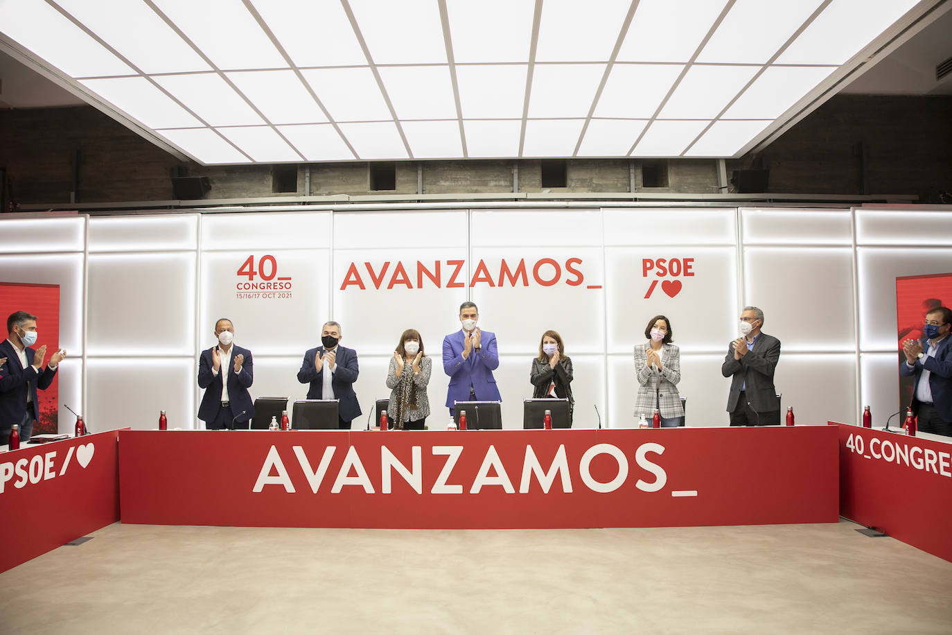 El presidente del Gobierno y secretario general del PSOE, Pedro Sánchez, se reunió este lunes por primera vez con la nueva Ejecutiva que salió del 40º Congreso Federal que los socialistas celebraron este fin de semana en Valencia y les pidió que lleven «al territorio el buen trabajo que está haciendo el Gobierno».