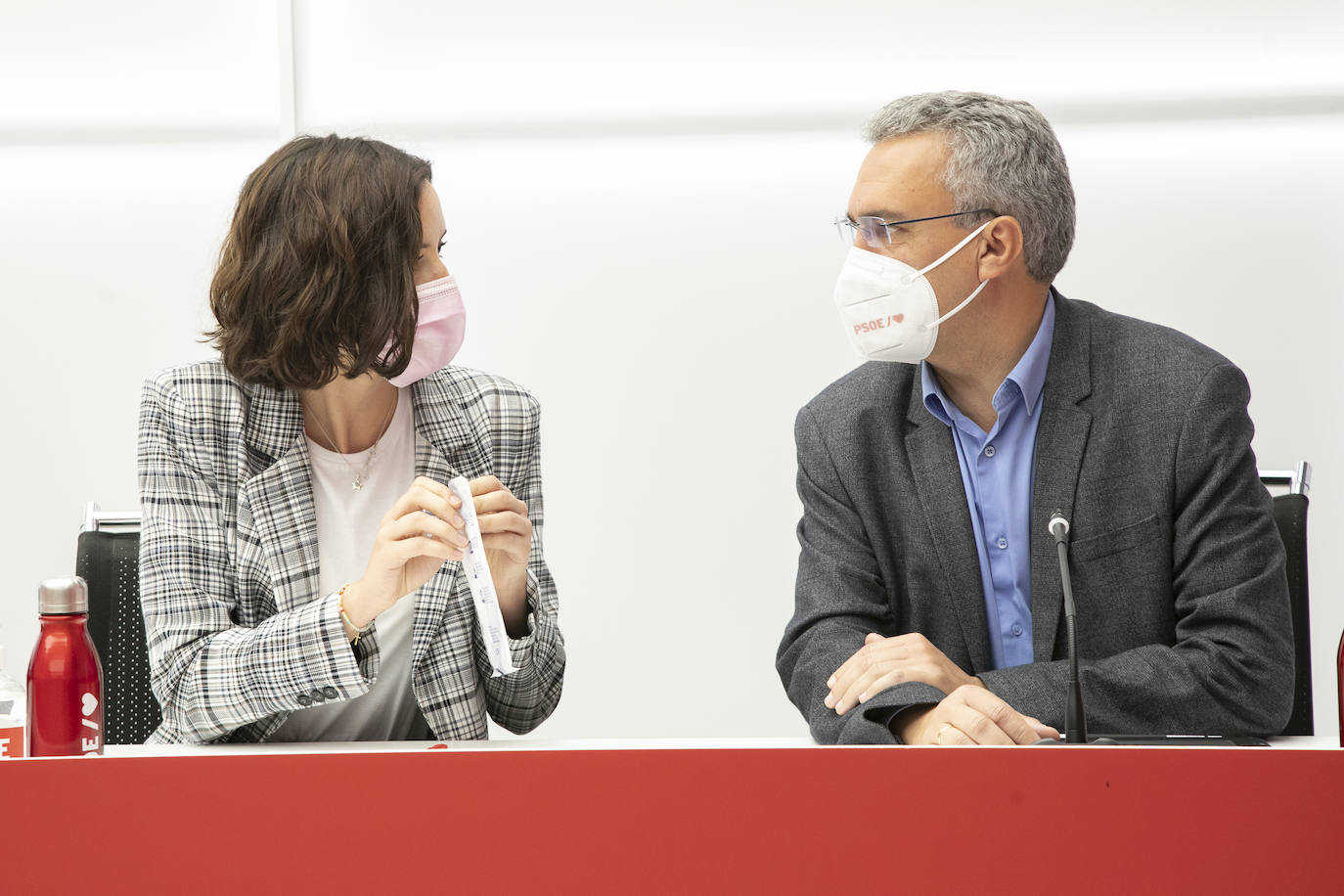 El presidente del Gobierno y secretario general del PSOE, Pedro Sánchez, se reunió este lunes por primera vez con la nueva Ejecutiva que salió del 40º Congreso Federal que los socialistas celebraron este fin de semana en Valencia y les pidió que lleven «al territorio el buen trabajo que está haciendo el Gobierno».