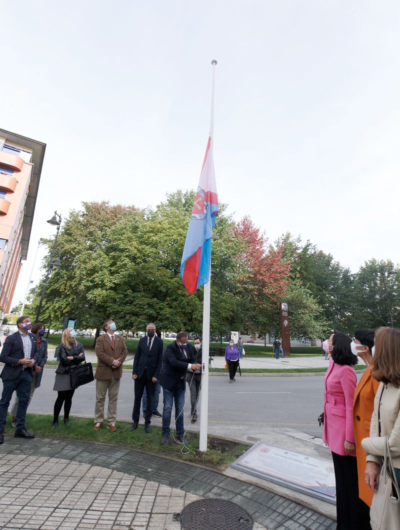 Una placa y una bandera recuerdan desde hoy al primer gobernador de la 'efímera' provincia del Bierzo. El Consejo Comarcal rinde homenaje a Juan de Zárate y Murga en el 200 aniversario de la creación de este ente territorial. 