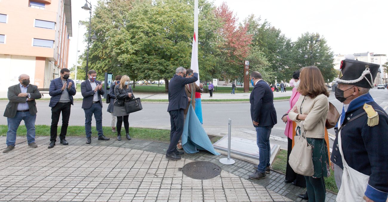 Una placa y una bandera recuerdan desde hoy al primer gobernador de la 'efímera' provincia del Bierzo. El Consejo Comarcal rinde homenaje a Juan de Zárate y Murga en el 200 aniversario de la creación de este ente territorial. 