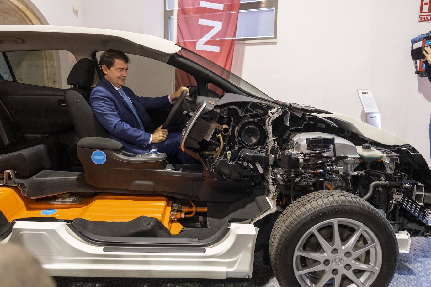 El presidente de la Junta de Castilla y León, Alfonso Fernández Mañueco, participa en el acto de presentación del acuerdo de Nissan con el Museo de la Automoción de Salamanca. También acude el alcalde de Salamanca, Carlos García Carbay.