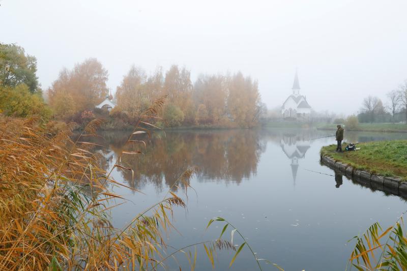 La niebla le da un aspecto curioso a esta zona de San Petersburgo, en Rusia.