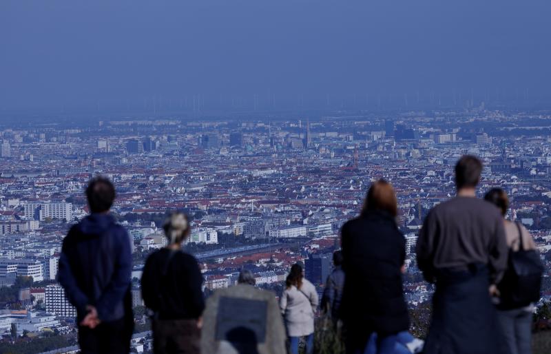 Varios ciudadanos disfrutan del atardecer sobre una colina en Viena, en Austria.