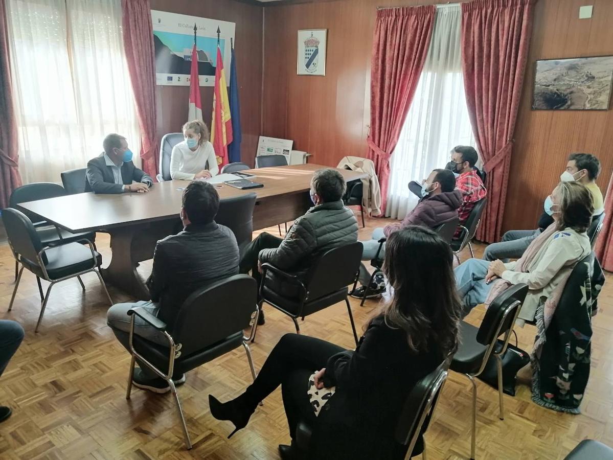 La delegada territorial se reúne con el sector pizarrero en el Ayuntamiento de Encinedo en su primera visita institucional.