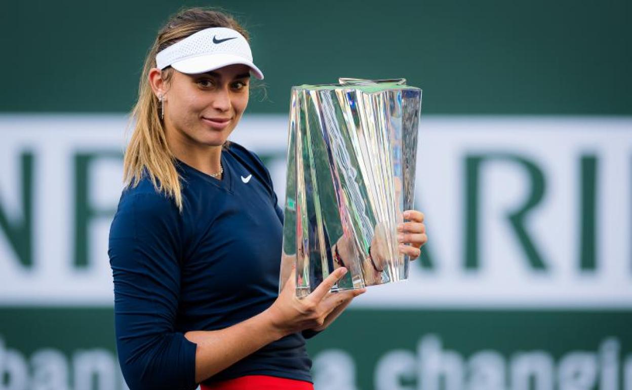 Paula Badosa posa con su trofeo en Indian Wells. 