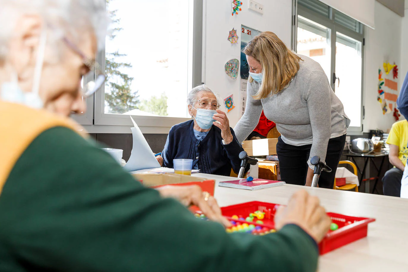 La consejera de Familia e Igualdad de Oportunidades, Isabel Blanco (I), junto a la concejala de servicios sociales, Ana Peñalosa (D); visitan las instalaciones de la Residencia Mixta de Personas Mayores de Segovia.