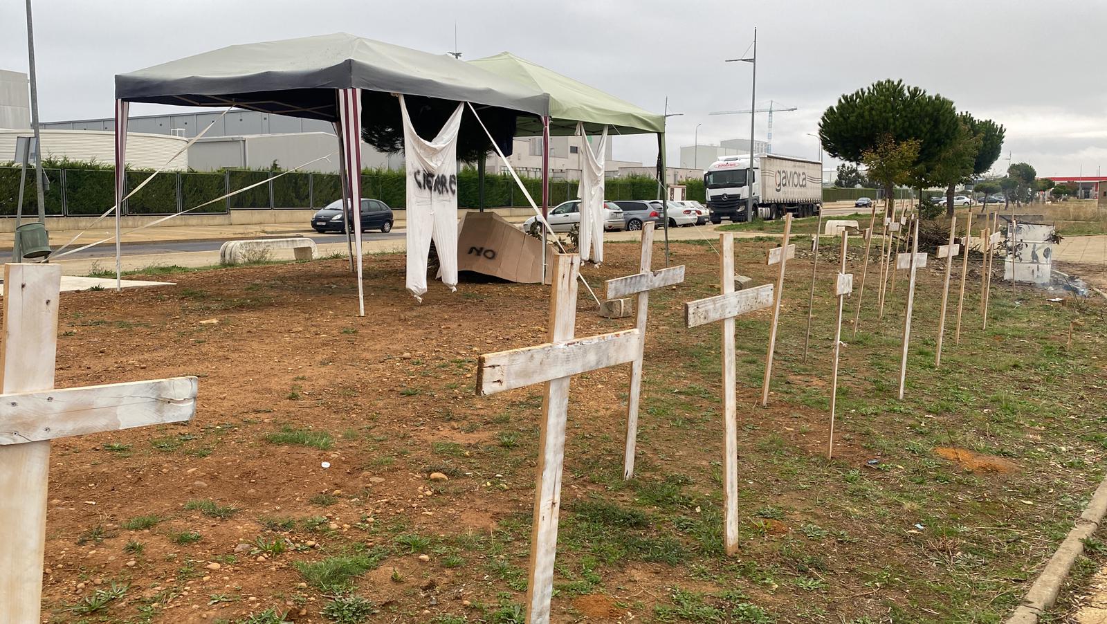 Los 52 trabajadores de la compañía danesa a los que la empresa ha presentado un ERE tienen su 'centro de operaciones' frente a la planta.