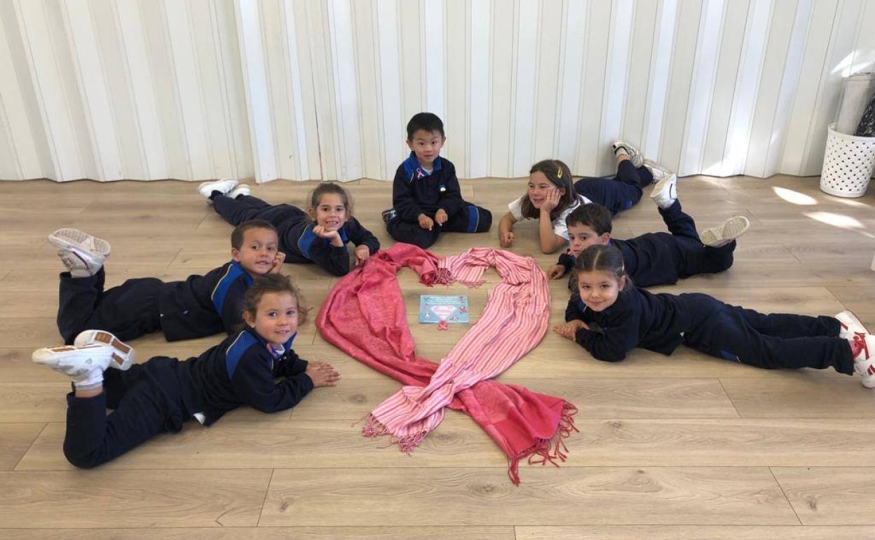 Los alumnos del Peñacorada con un lazo rosa para concienciar sobre el cáncer de mama.