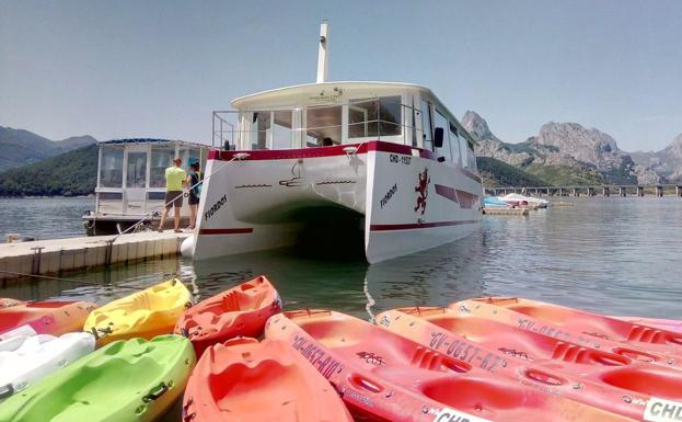 Imagen del barco de Riaño, cuyo motor de explosión no podrá funcionar sobre las aguas del pantano a partir del 2027. 