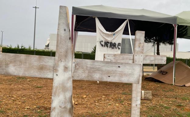 Galería. Campamento montado por los empleados de Jupiter Bach frente a la factoría de Villadangos.