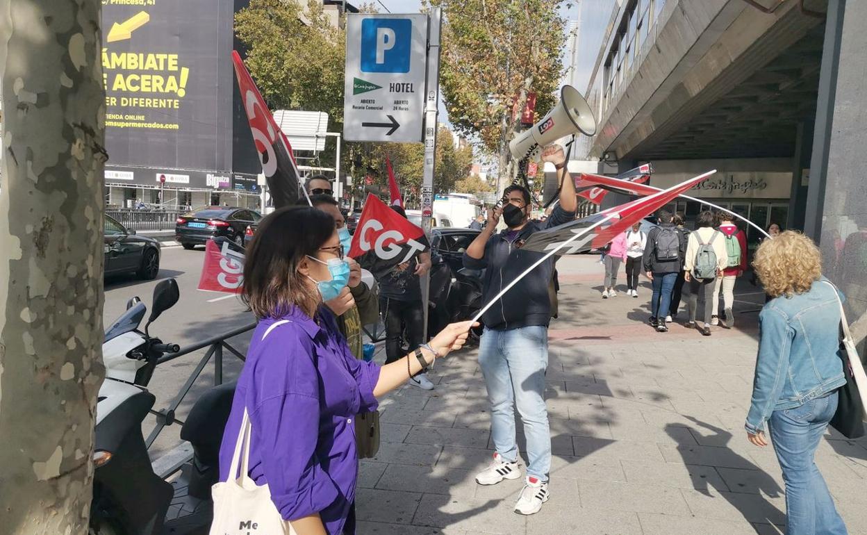 Imagen de las movilizaciones de este miércoles en Madrid ante el Hotel Princesa, escenario de las negociaciones entre empresa y representación laboral. 