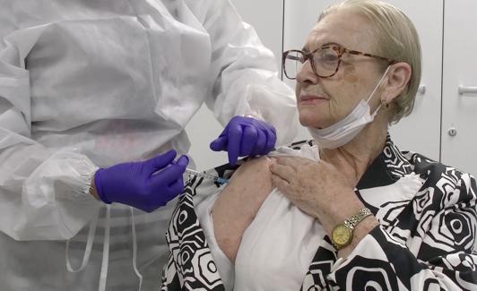 Una mujer recibe una vacuna contra la covid-19 en una residencia de ancianos. 