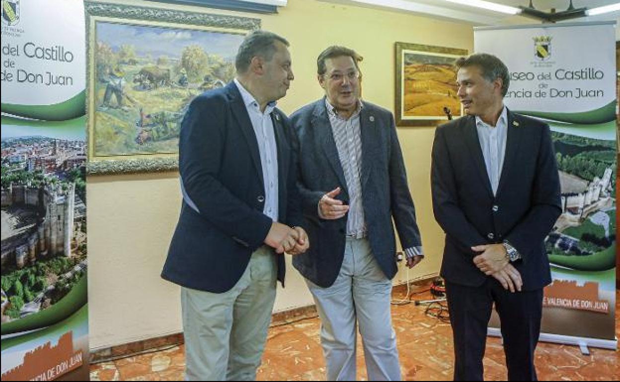 El alcalde de Valencia de don Juan, a la derecha, reclama el corredor Atlántico en la casa de León en Asturias. 