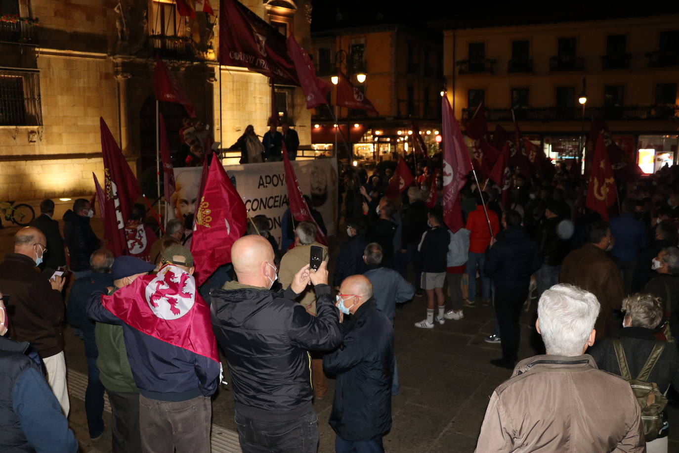 Fotos: Concentración en favor de la autonomía de la Región Leonesa