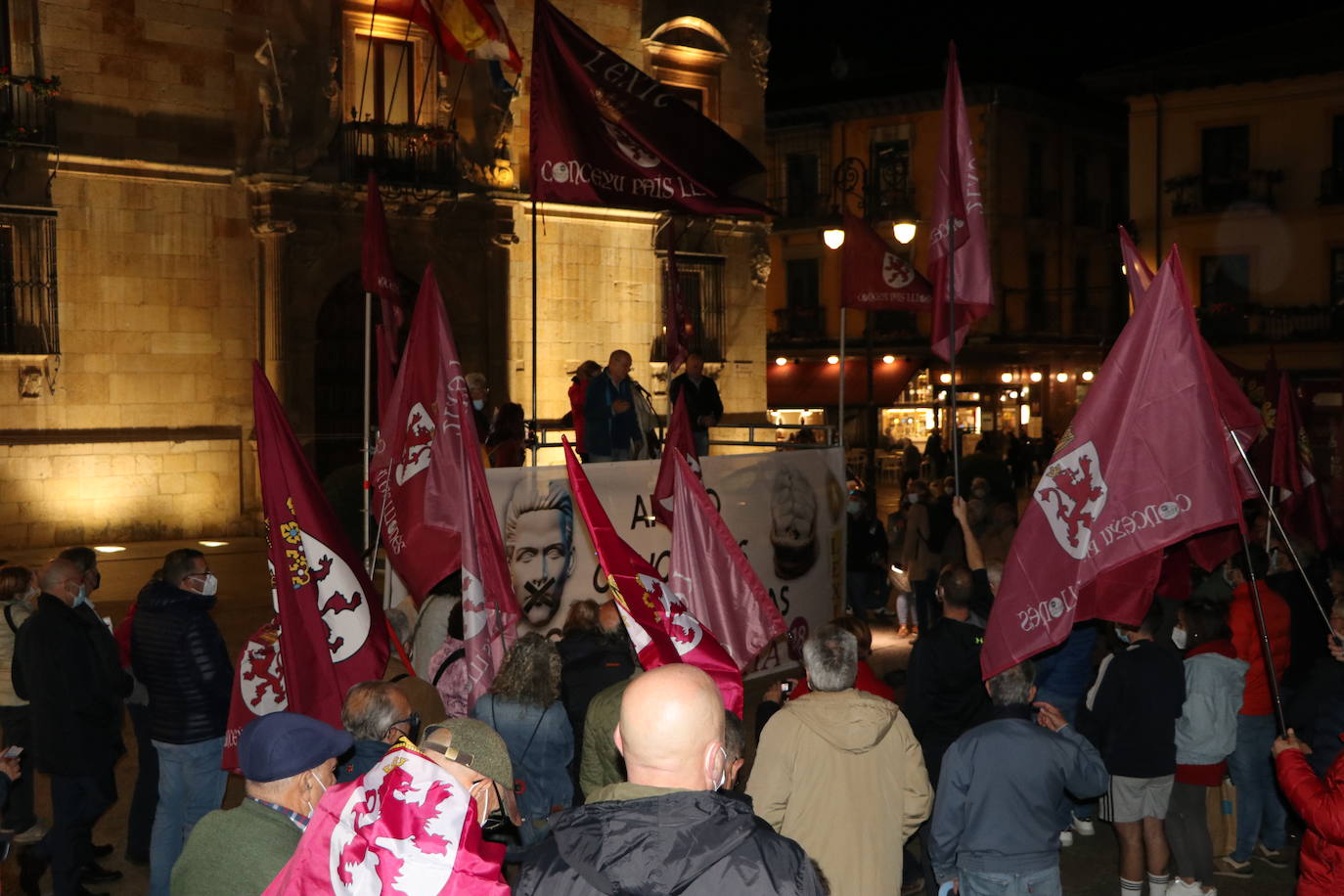 Fotos: Concentración en favor de la autonomía de la Región Leonesa