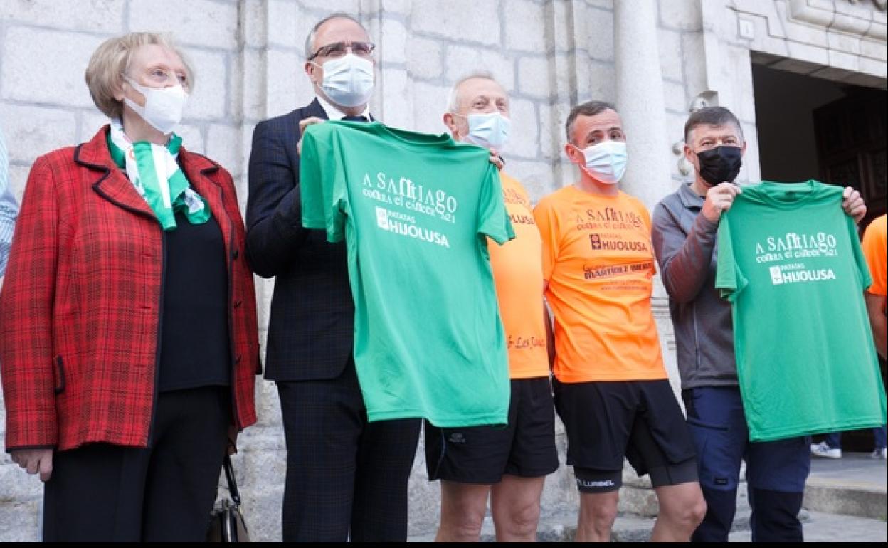 El alcalde de Ponferrada, Olegario Ramón (2I), acude a la salida de la carrera solidaria 'A Santiago contra el cáncer.