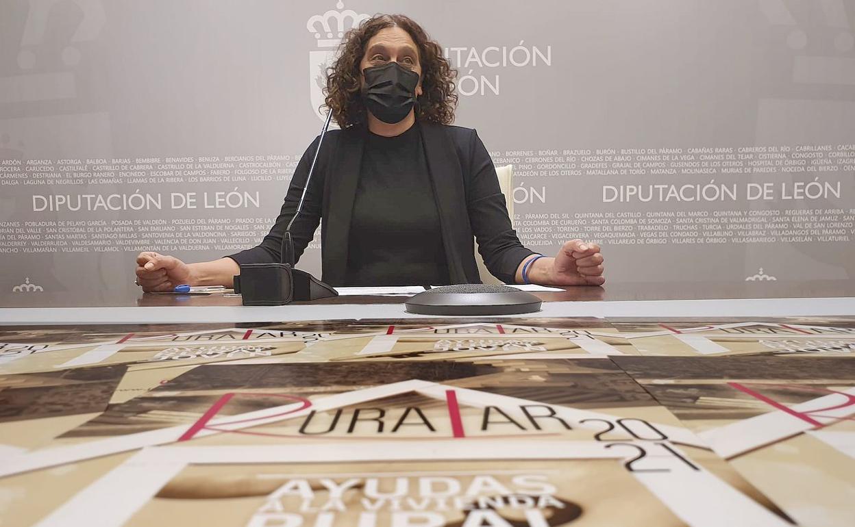 La diputada de Juventud, Susana Folla. durante presentación de ayudas a la vivienda en el medio rural.