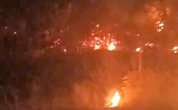 Diferentes focos del fuego declarado en Sotillos.