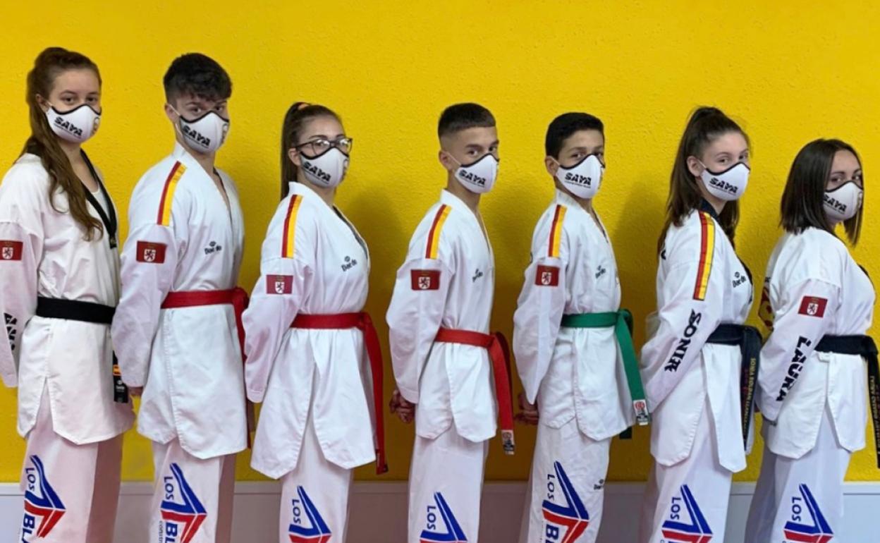 Imagen de varios integrantes del Club de Taekwondo Saya Los Blancos.