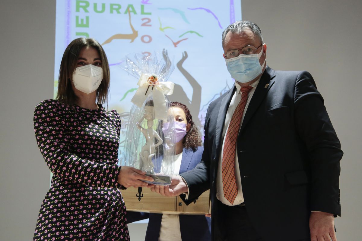 Eduardo Morán y Carolina Arias hacen entrega del premio Diputación de León a la Mujer Rural 2021 a María Franco en un acto en Quintana de Rueda.