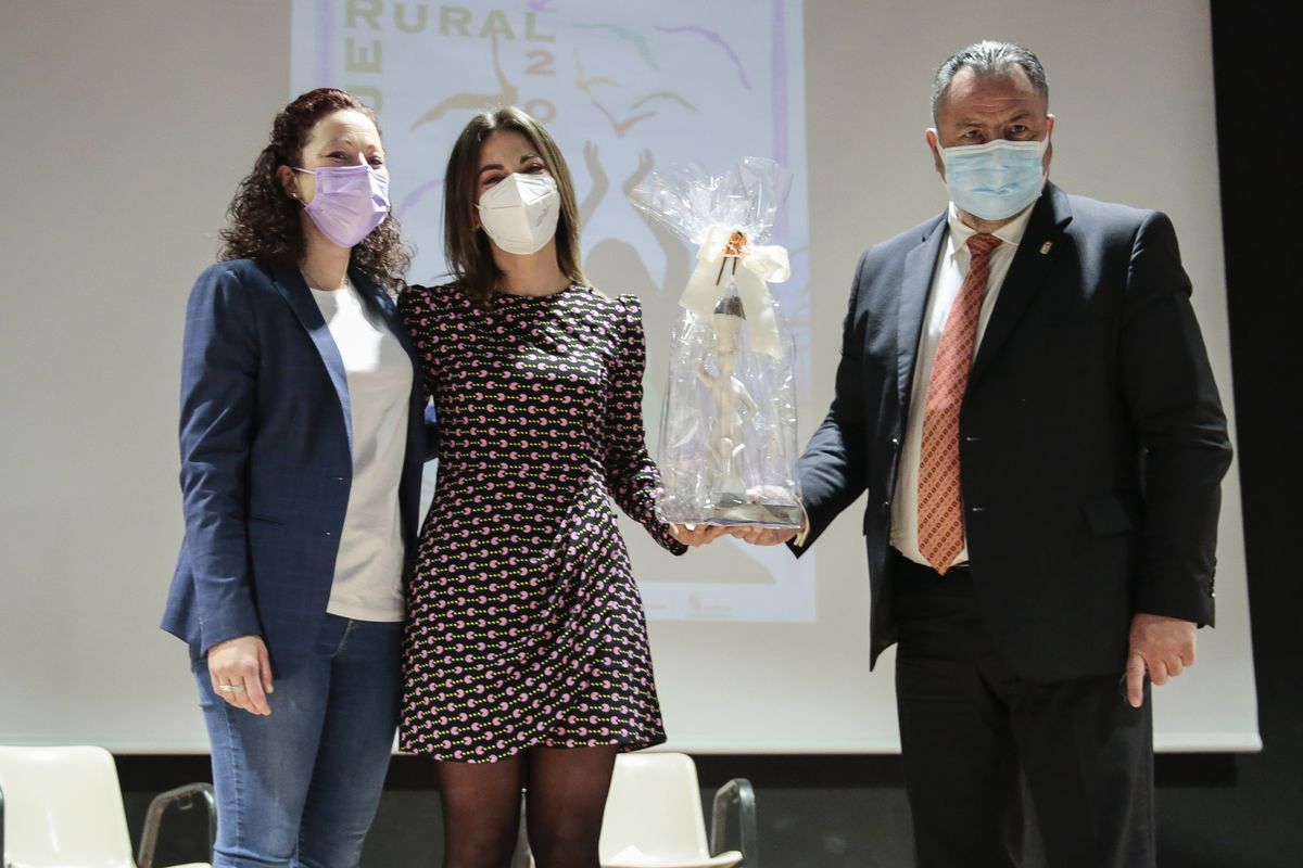 Eduardo Morán y Carolina Arias hacen entrega del premio Diputación de León a la Mujer Rural 2021 a María Franco en un acto en Quintana de Rueda.