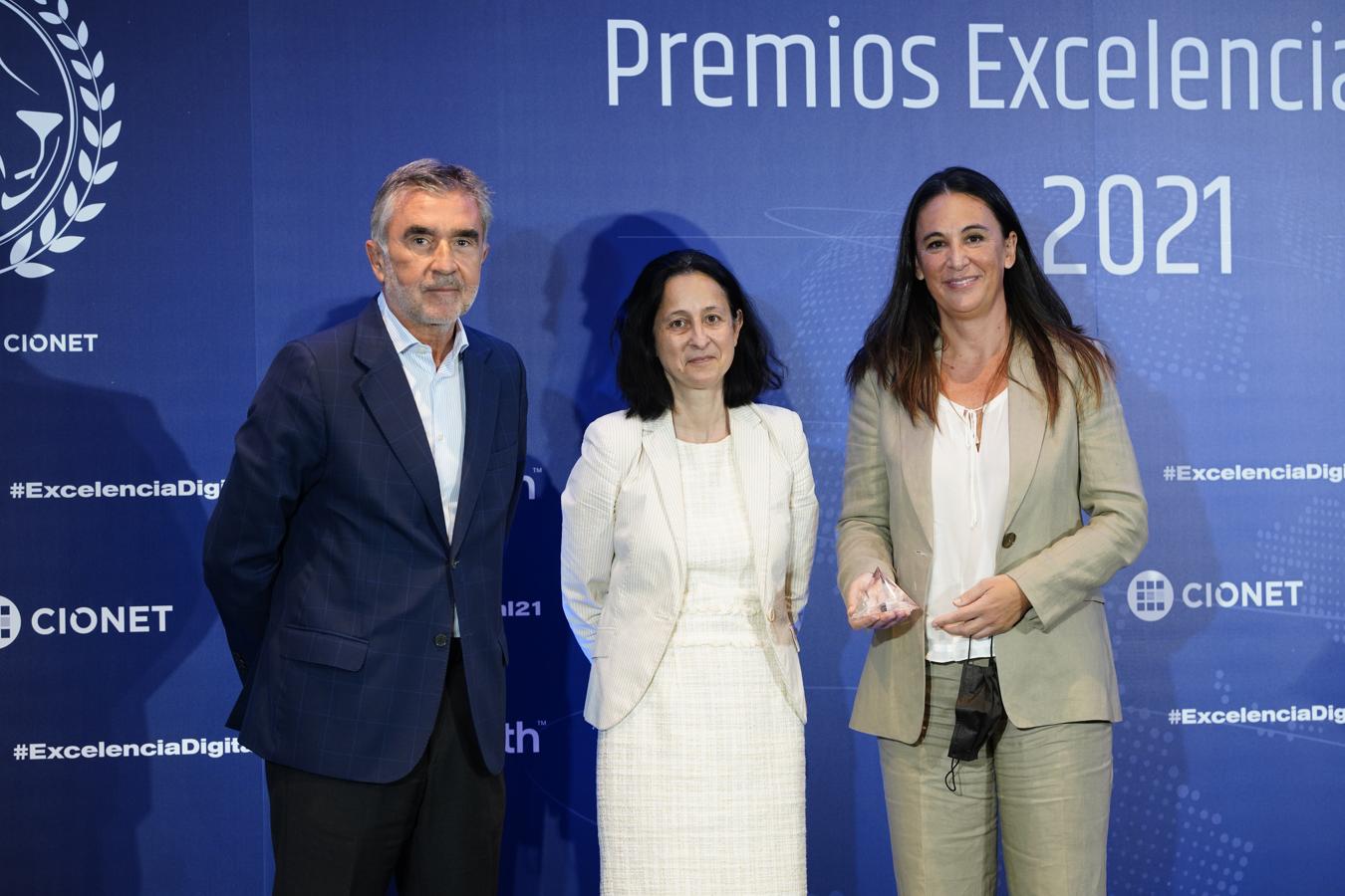 Iñaki Arechabaleta, adjunto al Consejero Delegado de Vocento entrega el Premio de MEJOR PROYECTO. DATA INTELLIGENCE a ENAGAS, recogen el premio Olga Núñez, directora de Digitalización y Rosa Prieto, directora de Gestión de Activos.