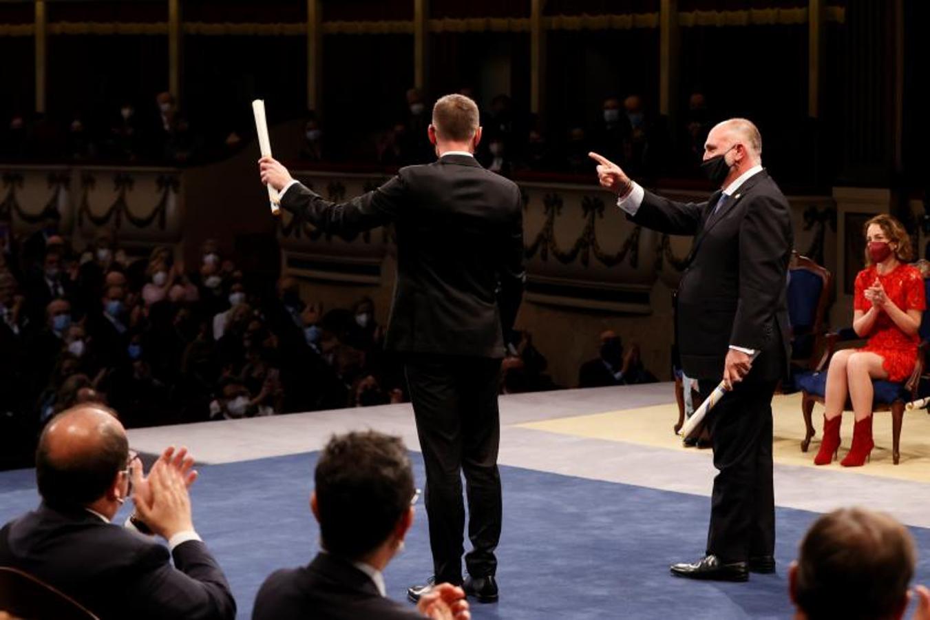 El chef José Andrés agradece el premio ante el público.