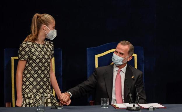 La princesa Leonor y el Felipe VI se estrechan la mano durante la ceremonia. 