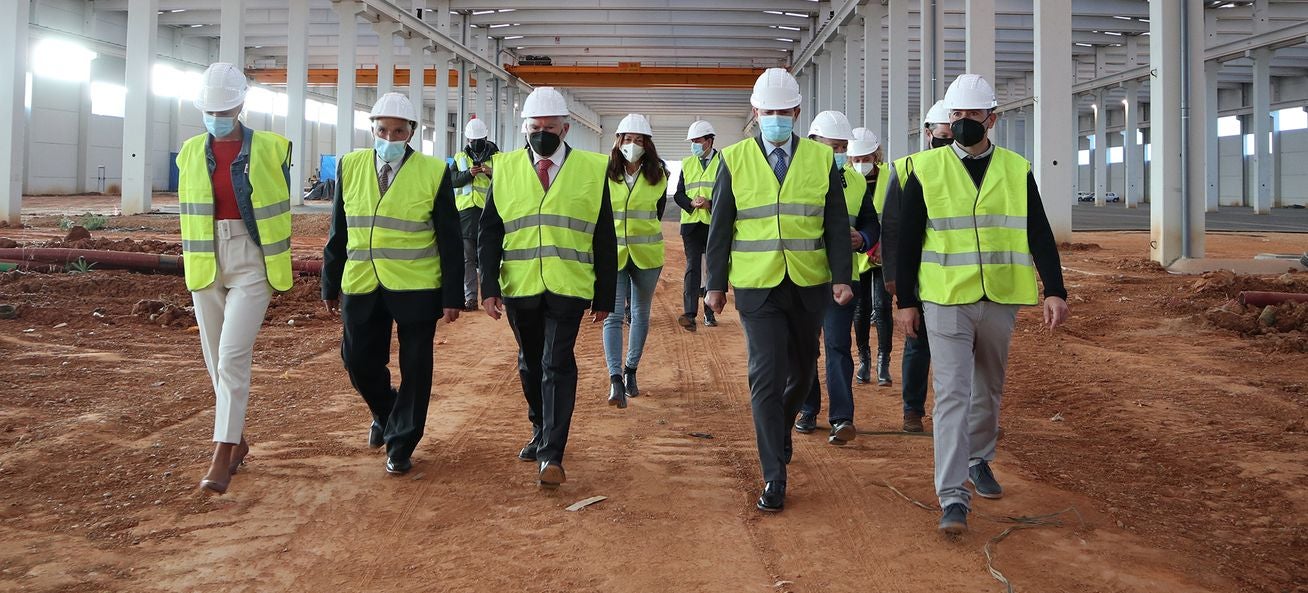 El presidente de la Junta, Alfonso Fernández Mañueco, durante su visita a las instalaciones de la empresa LatemAluminium. 