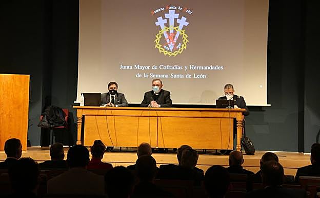 Galería. Encuentro en el salón de actos del museo.