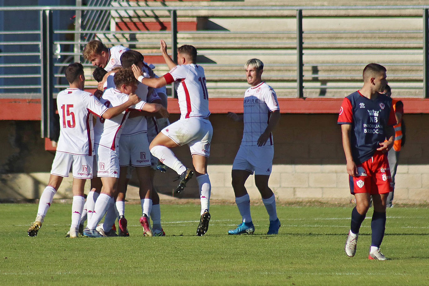 Los jugadores del Júpiter Leonés celebran un tanto ante el Atlético Bembibre.