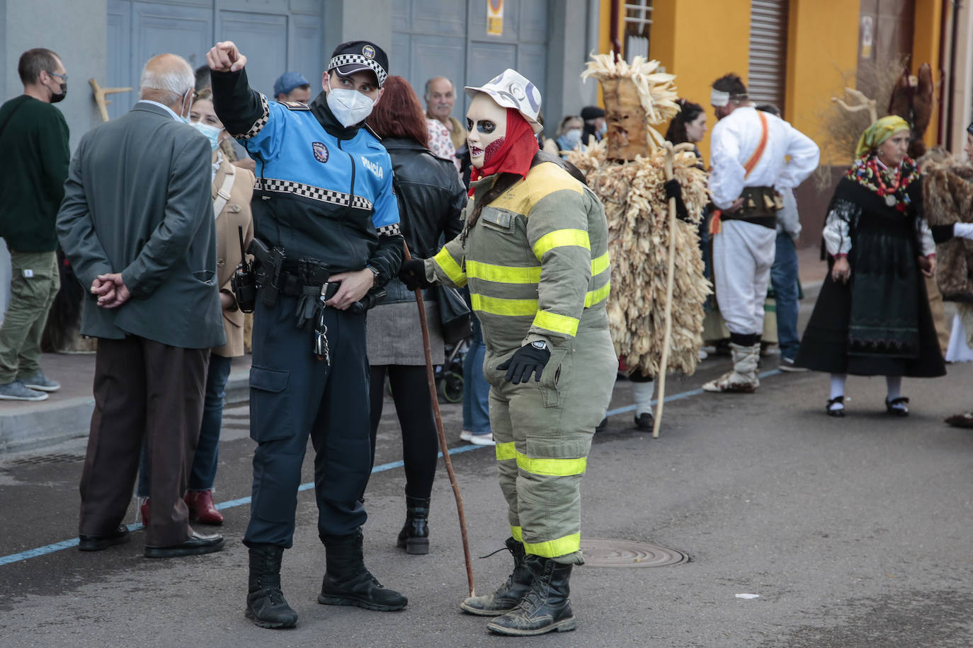 Desfile de mascarados y quema de un mascarado con motivo de la celebración del I Congreso Internacional de Carnaval.