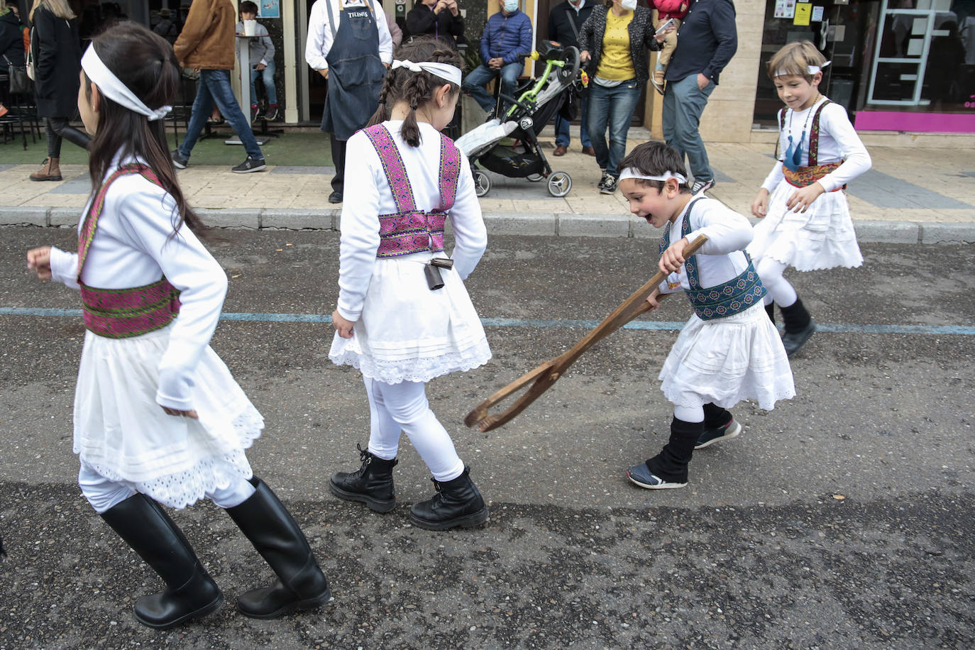 Desfile de mascarados y quema de un mascarado con motivo de la celebración del I Congreso Internacional de Carnaval.