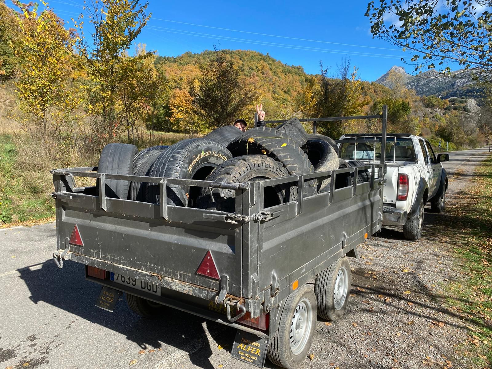 El Ayuntamiento de Sabero denuncia la presencia de 30 neumáticos y una nevera sobre las aguas del río