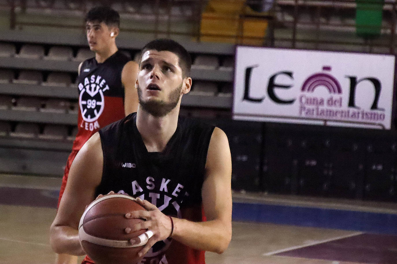 Basket León logra un triunfo contundente ante Salesianos.