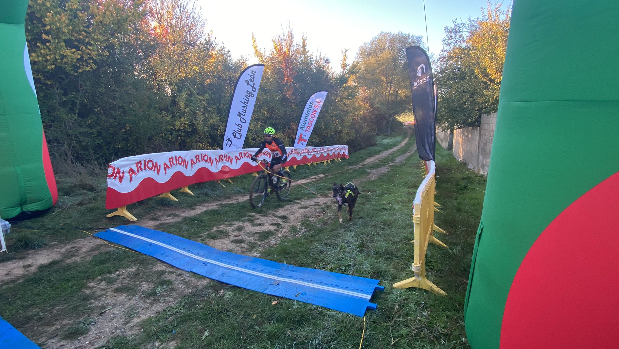 125 participantes de cuatro disciplinas han rodado con sus perros en la mañana de este domingo por las tierras de la Sobarriba.