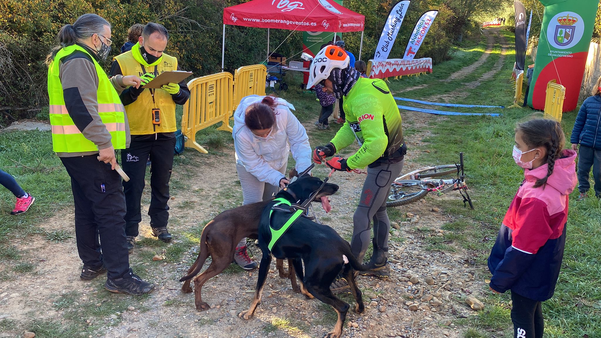 125 participantes de cuatro disciplinas han rodado con sus perros en la mañana de este domingo por las tierras de la Sobarriba.